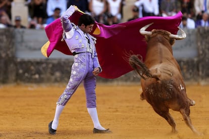 El diestro Cayetano Rivera recibiendo con el capote durante la corrida goyesca.