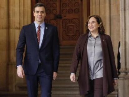 El presidente y la alcaldesa de la capital catalana se reúnen durante más de una hora en el Ayuntamiento