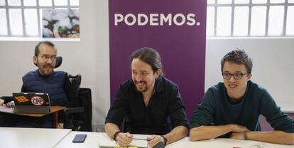 El secretario general de Podemos, Pablo Iglesias (c), el número dos, Íñigo Errejón (d), y el secretario de Organización, Pablo Echenique.