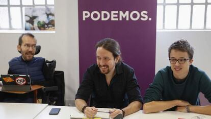 El secretario general de Podemos, Pablo Iglesias (c), el n&uacute;mero dos, &Iacute;&ntilde;igo Errej&oacute;n (d), y el secretario de Organizaci&oacute;n, Pablo Echenique.