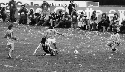 Mario Alberto Kempes remata desde el suelo el gol que da la victoria a Argentina durante la prórroga de la final de la Copa del Mundo que disputó contra Holanda en el estadio Monumental. El partido finalizó con el resultado de 3-1 y el delantero argentino fue declarado máximo goleador del torneo con seis goles y mejor jugador del campeonato.