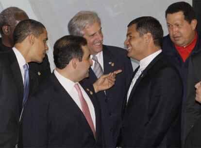 El presidente ecuatoriano dialoga con sus homólogos de Venezuela, Estados Unidos, Uruguay y El Salvador antes de la foto de familia de la reunión en Puerto España