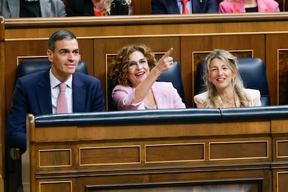El presidente del Gobierno, Pedro Sánchez, junto a las vicepresidentas primera y segunda, María Jesús Montero y Yolanda Díaz, el 14 de mayo en el Congreso.