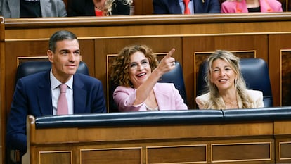 El presidente del Gobierno, Pedro Sánchez, junto a las vicepresidentas primera y segunda, María Jesús Montero y Yolanda Díaz, el 14 de mayo en el Congreso.