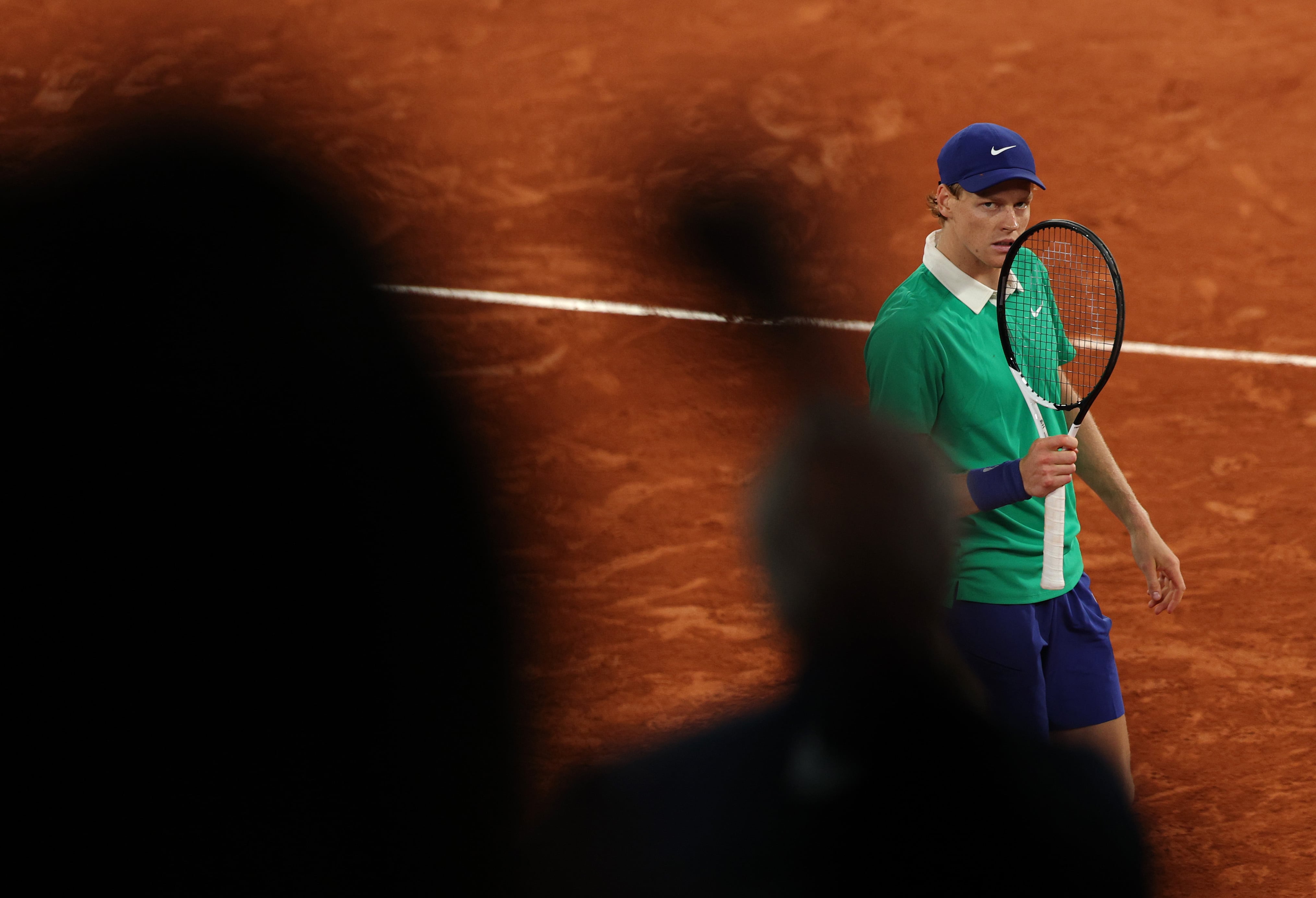 "Sinner humilla a un Djokovic que buscaba la gloria en la cancha"