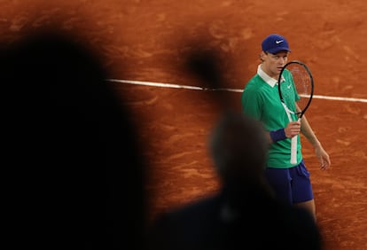 Sinner celebra un punto durante el partido contra Djokovic en la Chatrier.
