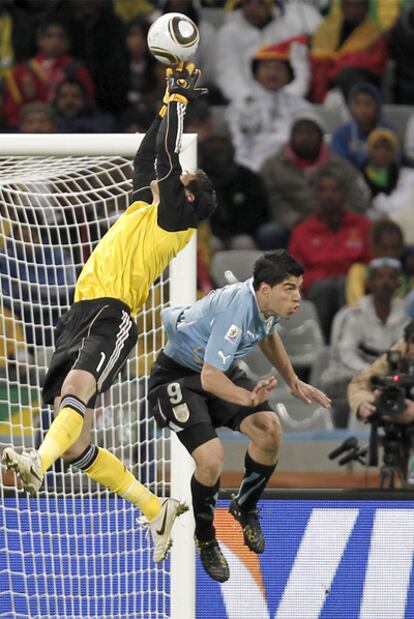 Lloris atrapa el balón ante Luis Suárez.