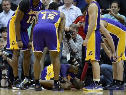 Kobe Bryant se lamenta de una aparente lesión en el tobillo