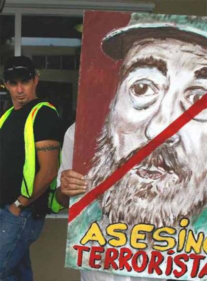 Un exiliado sostiene un cartel contra Fidel Castro en Miami.