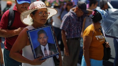 People demand the release of their relatives in San Salvador