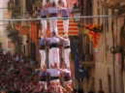 Tarragona, 19.8.2000 (recibida por email) "Castells" por las fiestas de Sant Magí en Tarragona- 4 de 8 de la colla Jove de Tarragona Foto de Josep LLuis Sellart