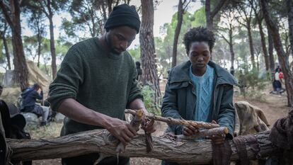 Ibrahim (Moussa Sylla) y Aminata (Edith Martínez Val), en el monte Gurugú en 'El salto', de Benito Zambrano.