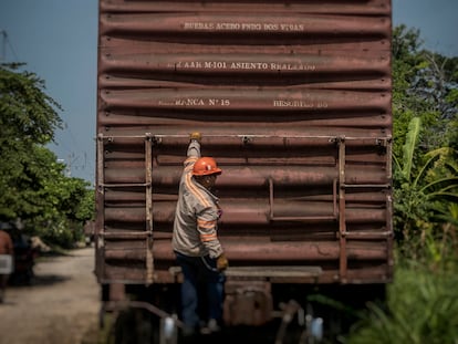Un trabajador del ferrocarril en la vía por donde pasará el Tren Maya en Palenque (Chiapas) el 27 de mayo.