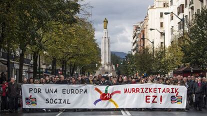 La Cumbre Social Vasca, la plataforma liderada por CCOO y UGT, ha celebrado en Bilbao (Vizcaya) una manifestación en defensa de los servicios públicos y de las pensiones.