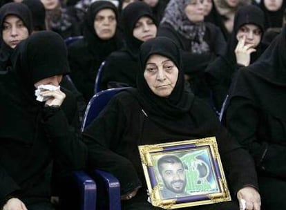 Familiares de un miembro de Hezbolá, durante un acto por los milicianos muertos en los enfrentamientos de la pasada semana.