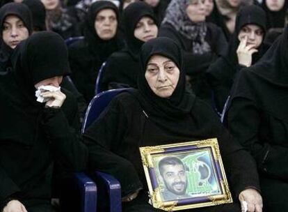 Familiares de un miembro de Hezbolá, durante un acto por los milicianos muertos en los enfrentamientos de la pasada semana.