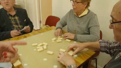 Lourdes Álvarez y Eloy Darriba juegan al dominó.