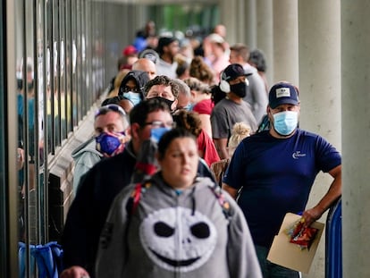 Centenas de pessoas fazem fila em Kentucky, EUA, para conseguir assistência social do Governo, em junho de 2020.