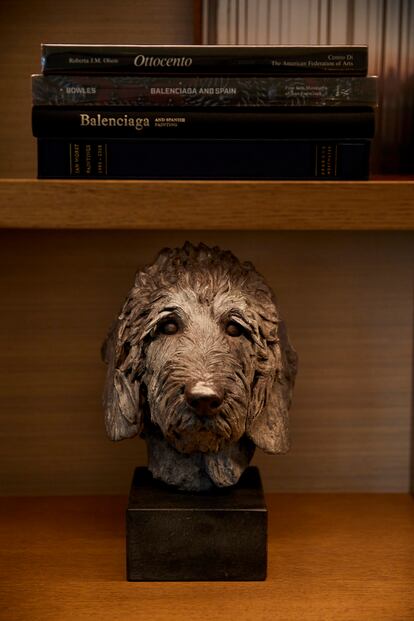 Jasper, escultura de Charlie Smith que inmortaliza a uno de los perros de la pareja. 