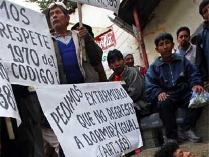 Dos presos semienterrados en una cárcel de La Paz, el pasado martes.