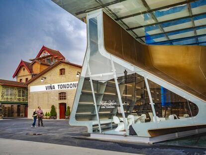Las instalaciones de López de Heredia, en Haro, con la tienda proyectada por la arquitecta Zaha Hadid. 
