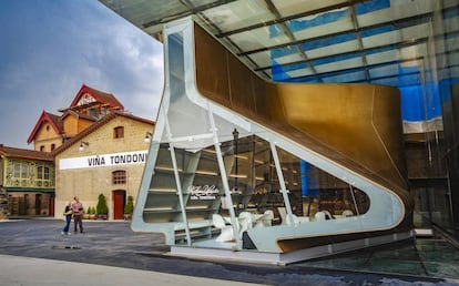 Las instalaciones de López de Heredia, en Haro, con la tienda proyectada por la arquitecta Zaha Hadid. 