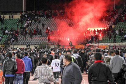 Un momento de los sucesos de anoche en el estadio de Port Said.
