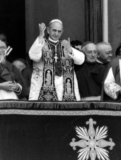 Giovanni Battista Montini, en el balcón de la basílica de San Pedro tras su elección como Papa con el nombre de Pablo VI, el 21 de Junio de 1963.