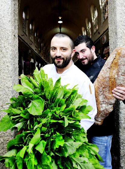 El chef Marcos Cerqueiro, con los grelos, y Iago Pazo, con el pan del país, artífices del restaurante Abastos 2.0 en Santiago de Compostela.