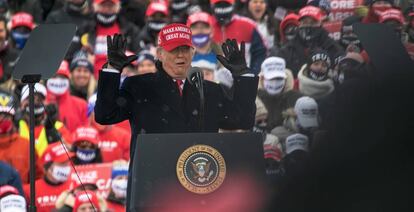Donald Trump, durante el cierre de campaña en Washington (Michigan).