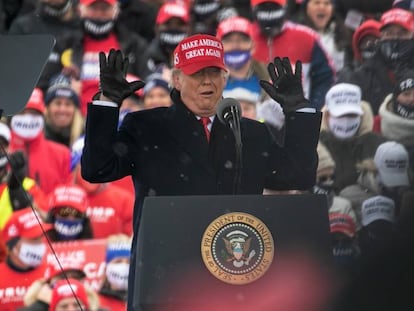 Donald Trump, durante el cierre de campaña en Washington (Michigan).