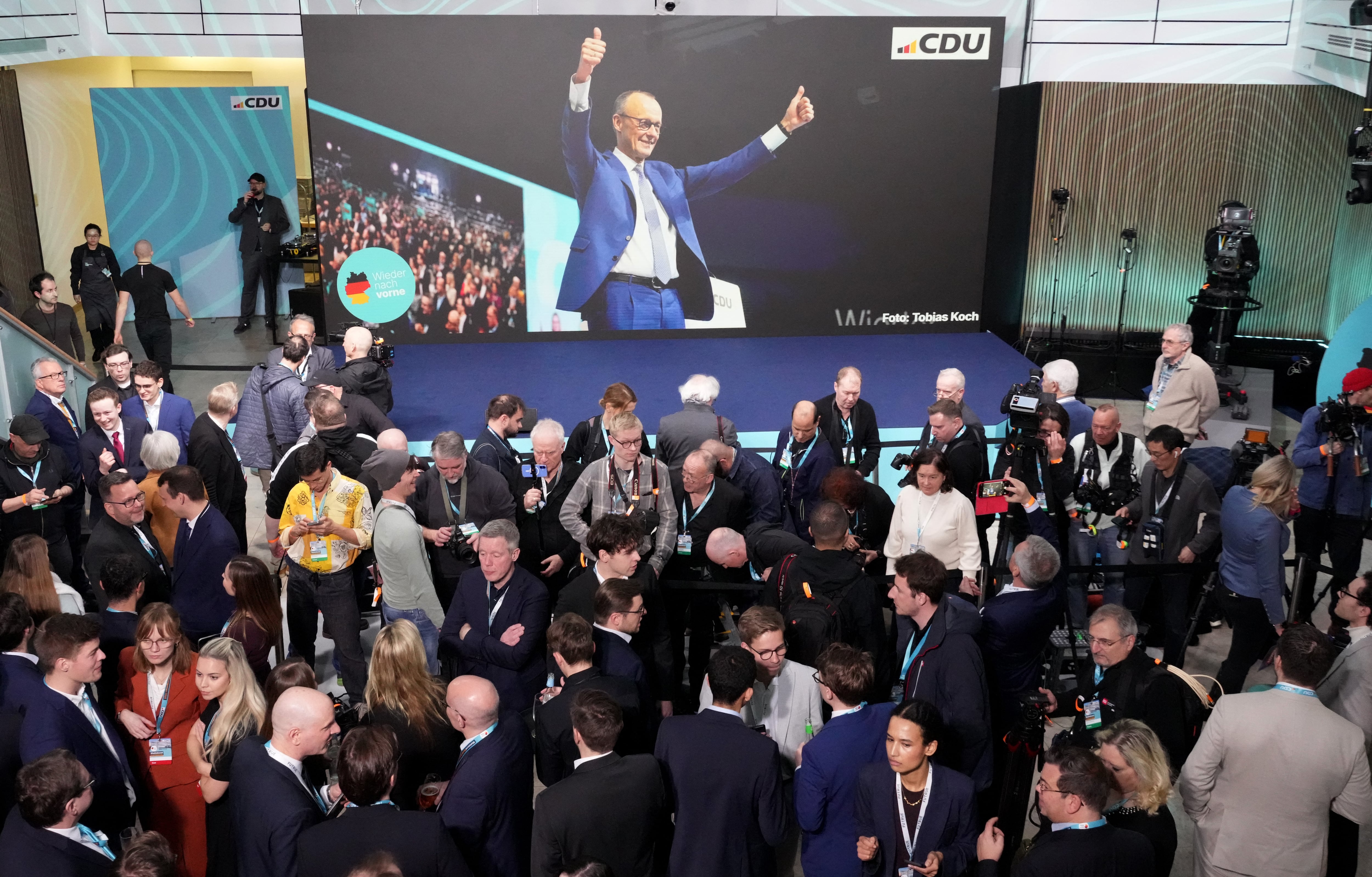 Los periodistas esperan en la sede del partido CDU a que comparezca el líder del partido, Friedrich Merz, este domingo en Berlín.