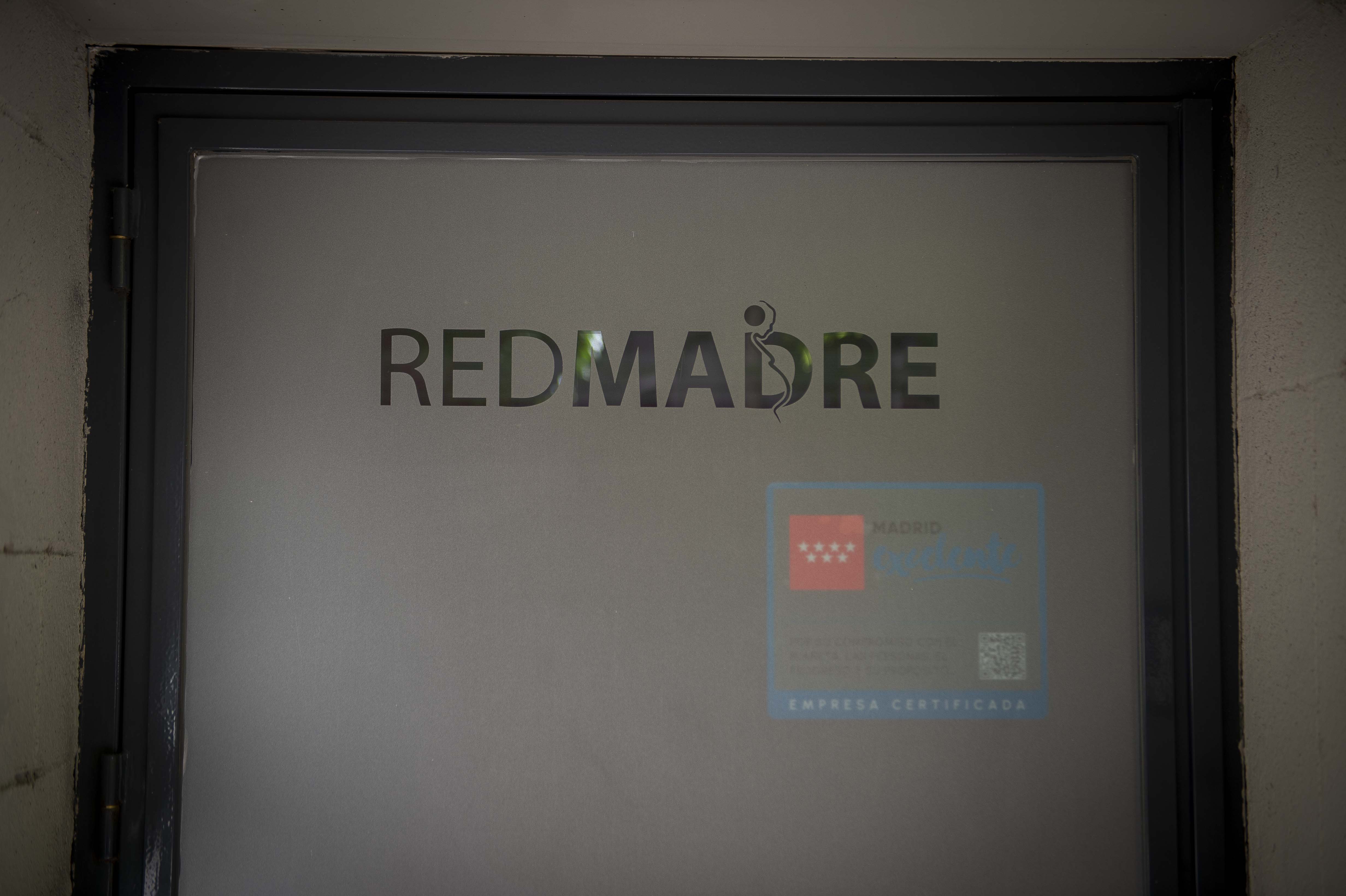 Entrada de la sede de la fundación antiabortista RedMadre, con el logo de la certificación Madrid Excelente que otorga la Comunidad.