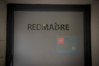 Entrada de la sede de la fundacin antiabortista RedMadre, con el logo de la certificacin Madrid Excelente que otorga la Comunidad.