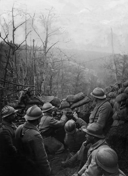 Soldados franceses en una trinchera en Verdún. En este batalla, la I Guerra Mundial alcanzó un horror que hasta ese momento los soldados no habían padecido. No había vivido nada similar en los dos años de conflicto.