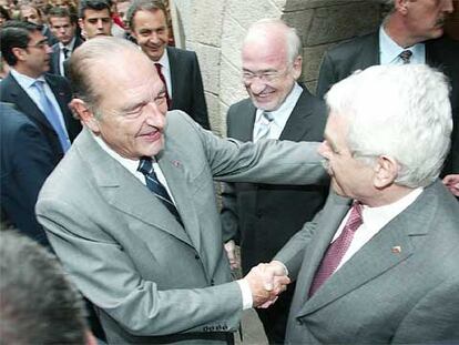 Chirac (izquierda) y Maragall se saludan en presencia de Rodríguez Zapatero en Girona.