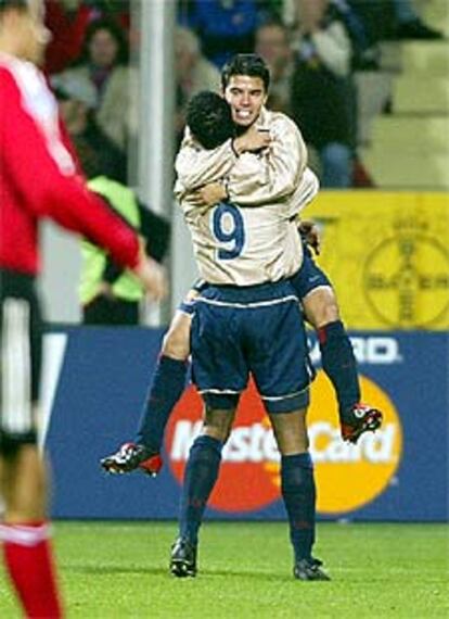 Saviola ha anotado el gol del empate del Barcelona nada más salir al terreno de juego en el segundo tiempo. En la imagen, el delantero argentino abraza al holandés Patrick Kluivert.