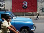 El VIII Congreso del Partido Comunista Cubano,que comenzó este viernes en La Habana, se realiza en un momento clave. La isla afronta una de las peores crisis de su historia y Raúl Castro anunció su retiro. En foto, la gente pasa junto a un cartel publicitario del VIII Congreso del Partido Comunista de Cuba.