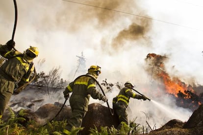 Firefighters try to extinguish the blaze in Monte Pindo. 