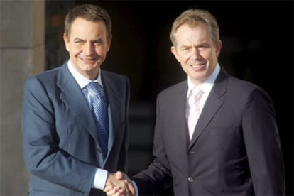 José Luis Rodríguez Zapatero es recibido por Tony Blair en el Palacio de Hampton Court, antes de la cumbre informal de Jefes de Estado y de Gobierno de la UE.