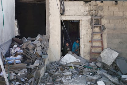 Dos menores palestinos, en una casa bombardeada por Israel en Rafah, al sur de la franja de Gaza.