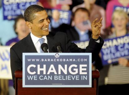 Barack Obama saluda a sus seguidores en Raleigh, en Carolina del Norte.