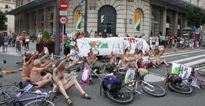 Los miembros de TAV Mugitu! en su sentada en Bilbao.