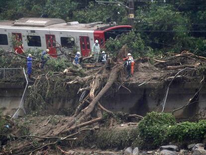 Un tren descarrillado tras las intensas lluvias en Karatsu, en el suroeste de Japón.