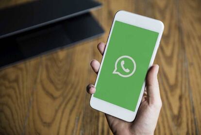 WhatsApp en un smartphone blanco