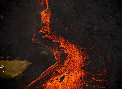 Un río de lava de la erupción del volcán Kilauea proveniente de una fisura avanza hacia Kapoho, Hawái, el 10 de junio de 2018.