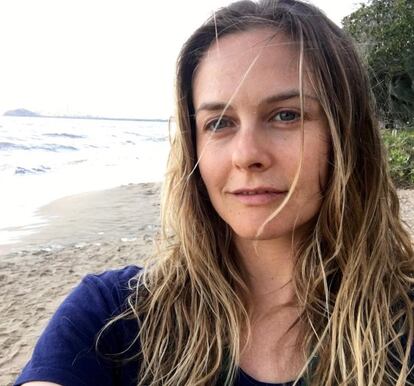 El calor y las visitas a las playas en pleno verano ha sido la ocasión de la actirz Alicia Silverstone para compartir con sus seguidores de Instagram una foto sin maquillaje.