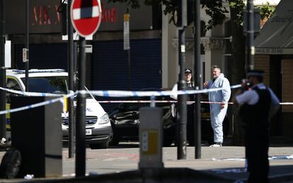 Un agente forense y un policía cerca de la escena del atropello a varios peatones en Londres.