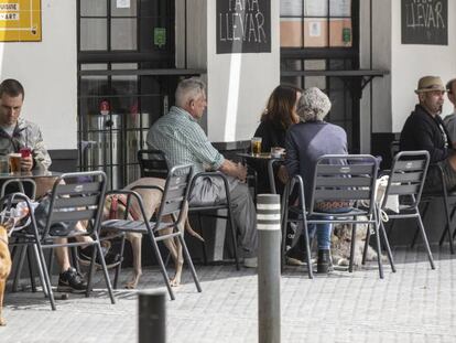 Personas consumiendo en los veladores de un bar abierto durante el segundo día de la fase 1 del plan de desescalada que ha elaborado el Gobierno de España. 