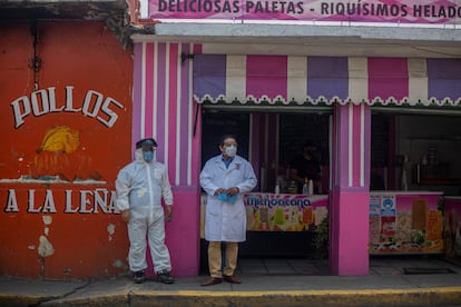 Brigadas de salud comparten información en las calles San Mateo Xalpa.